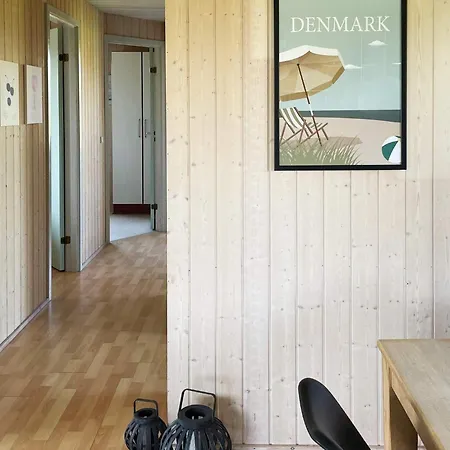 8 Person In Harbo Re